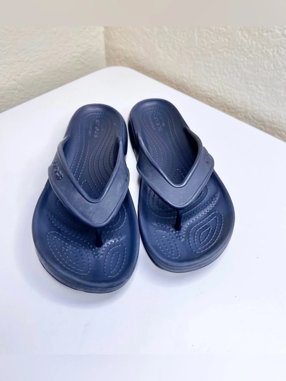 Crocs Ionic Comfort Unisex Flip Flop Sandals Boys Size  4 Girls Size  6.